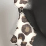Leopar desenli sallanan peluş küpeler beyaz
