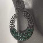Taş sallanan üçgen tasarım küpeleri