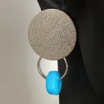 Mavi boncuklu sallanan tasarım küpeler gümüş renk