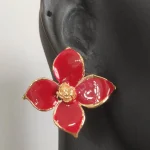 Kırmızı çiçek figürü sallanan tasarım küpe çiçek figürlü sallanan tasarım küpeleri