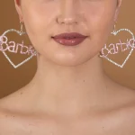 Kadın barbie yazılı kalp figürü pembe taş sallayan küpeler