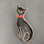 Kedi figürü siyah kadın broş gül kaplama